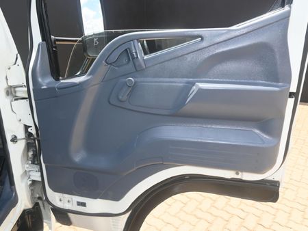 2010-Mitsubishi-Fuso-Canter-FE7-136-FC-CC_4