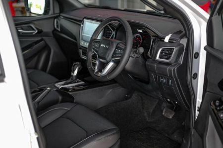 2025-Isuzu-D-Max-30-DDI-V-Cross-HR-4x4-Auto-Double-Cab_9