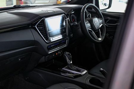 2025-Isuzu-D-Max-30-DDI-V-Cross-HR-4x4-Auto-Double-Cab_4