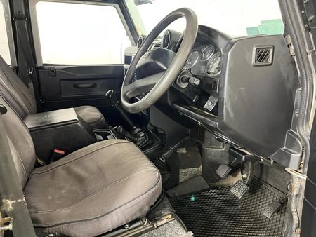 2010-Land-Rover-Defender-110-Puma-Station-Wagon_9