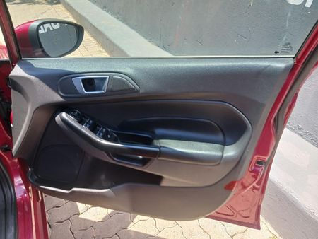 2015-Ford-Fiesta-10-EcoBoost-Titanium-Auto-5-dr_11