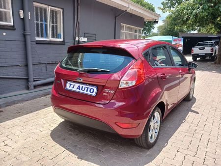 2015-Ford-Fiesta-10-EcoBoost-Titanium-Auto-5-dr_5