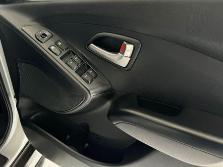 2012-Hyundai-ix35-20-GLS-Executive_11