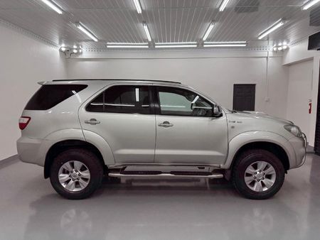 2010-Toyota-Fortuner-30-D-4D-Raised-Body-4x4_3