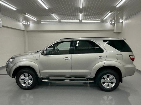 2010-Toyota-Fortuner-30-D-4D-Raised-Body-4x4_4