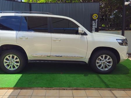 2020-Toyota-Land-Cruiser-200-45-D-V8-VX-R-Auto_3