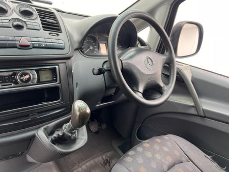 2010-Mercedes-Benz-Vito-115-CDI-Panel-Van_7