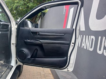 2017-Toyota-Hilux-24-GD-6-SR-4x4-Single-Cab_9