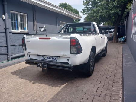 2017-Toyota-Hilux-24-GD-6-SR-4x4-Single-Cab_4