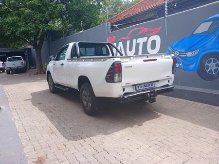 2017-Toyota-Hilux-24-GD-6-SR-4x4-Single-Cab_5