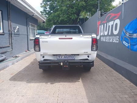 2017-Toyota-Hilux-24-GD-6-SR-4x4-Single-Cab_6
