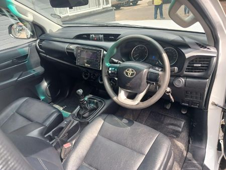2017-Toyota-Hilux-24-GD-6-SR-4x4-Single-Cab_8