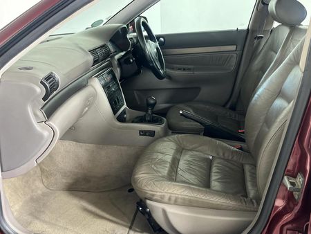 1998-Audi-A4-18-T_8