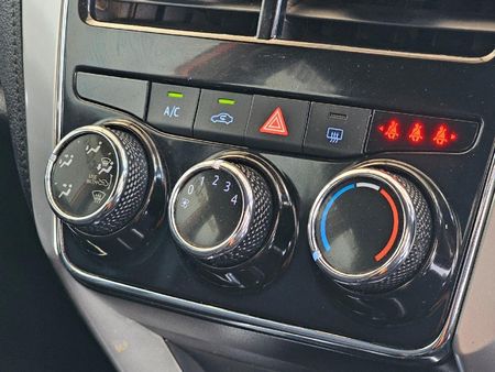 2018-Toyota-Yaris-15-XS-Auto-5-dr_9