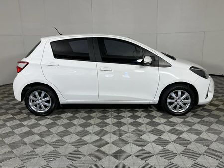 2017-Toyota-Yaris-10-5-dr_15