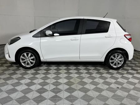 2017-Toyota-Yaris-10-5-dr_17