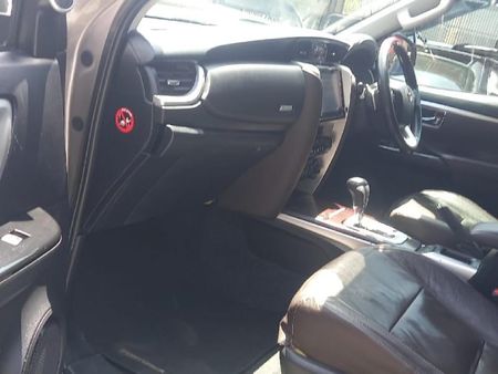 2016-Toyota-Fortuner-28-GD-6-4x4-Auto_10
