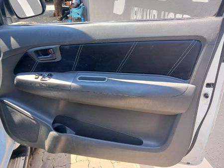 2013-Toyota-Hilux-30-D-4D-Raider-Xtra-Cab_9