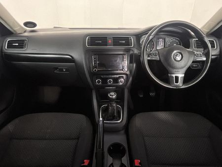 2011-Volkswagen-Jetta-VI-14-TSI-Comfortline_1