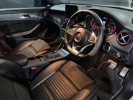 2018-Mercedes-AMG-CLA-45-AMG_6