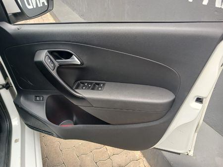 2018-Volkswagen-Polo-GP-16-Trendline_12