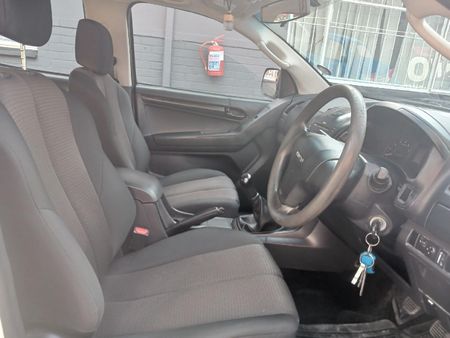 2013-Isuzu-KB-250-Double-Cab-LE_9