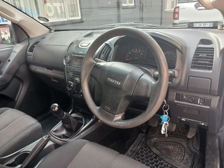 2013-Isuzu-KB-250-Double-Cab-LE_7