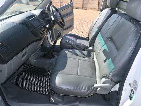 2010-Toyota-Hilux-20-VVTi-Single-Cab_2