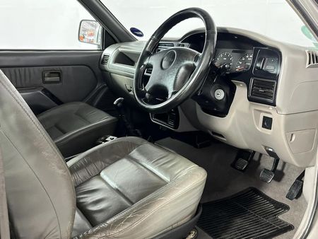 2000-Isuzu-KB-320-LX-4x2-Double-Cab_9