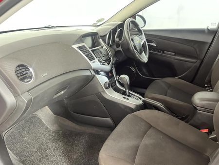 2015-Chevrolet-Cruze-14T-LS-Auto_4