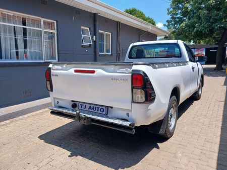 2016-Toyota-Hilux-24-GD-Single-Cab_3