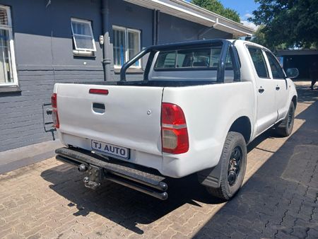 2013-Toyota-Hilux-25-D-4D-SRX-4x4-Double-Cab_5