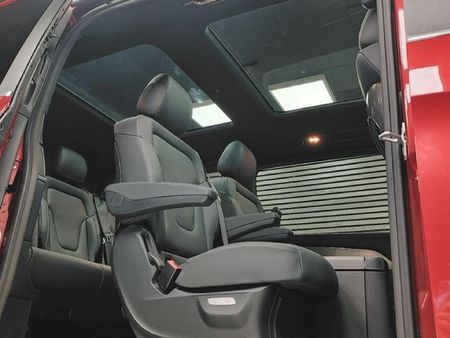 2025-Mercedes-Benz-V-Class-V300d-Exclusive_10
