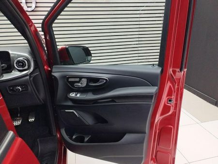 2025-Mercedes-Benz-V-Class-V300d-Exclusive_4
