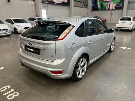 2011-Ford-Focus-25-ST-5-dr_2