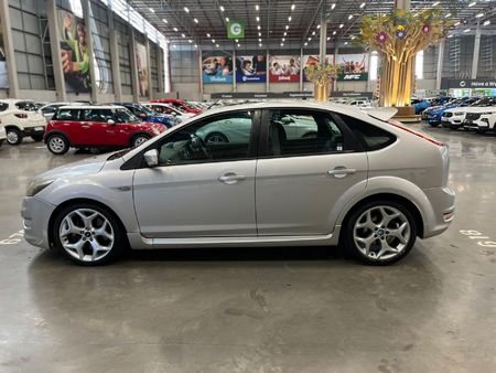 2011-Ford-Focus-25-ST-5-dr_5