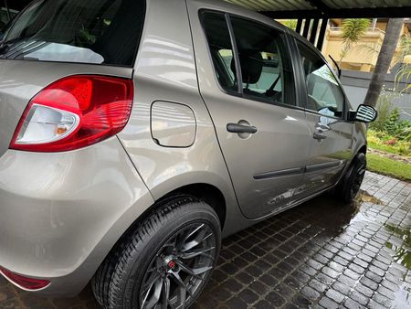 2012-Renault-Clio-III-16-Yahoo-5-dr_12