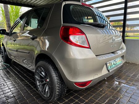 2012-Renault-Clio-III-16-Yahoo-5-dr_13