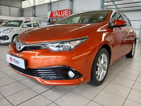 2015-Toyota-Auris-16-XS_0