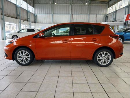 2015-Toyota-Auris-16-XS_9