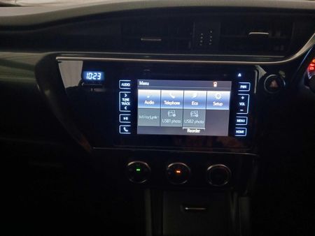 2015-Toyota-Auris-16-XS_11