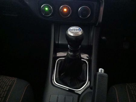 2015-Toyota-Auris-16-XS_12