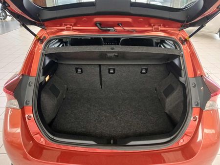 2015-Toyota-Auris-16-XS_15
