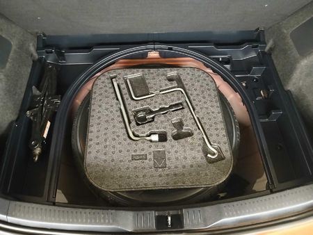 2015-Toyota-Auris-16-XS_16