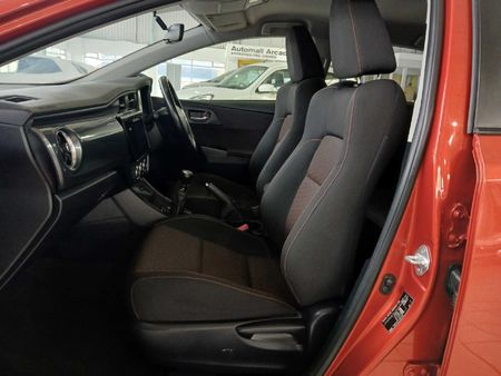 2015-Toyota-Auris-16-XS_17