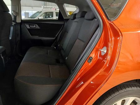 2015-Toyota-Auris-16-XS_18