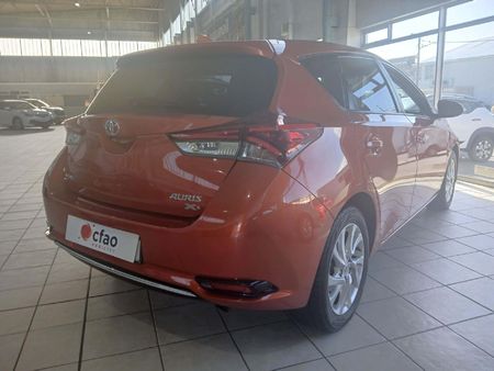 2015-Toyota-Auris-16-XS_1