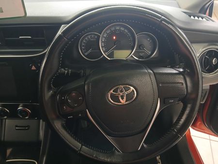 2015-Toyota-Auris-16-XS_20