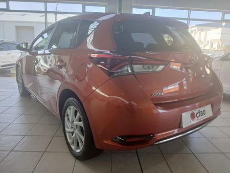 2015-Toyota-Auris-16-XS_21