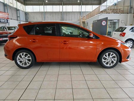 2015-Toyota-Auris-16-XS_2